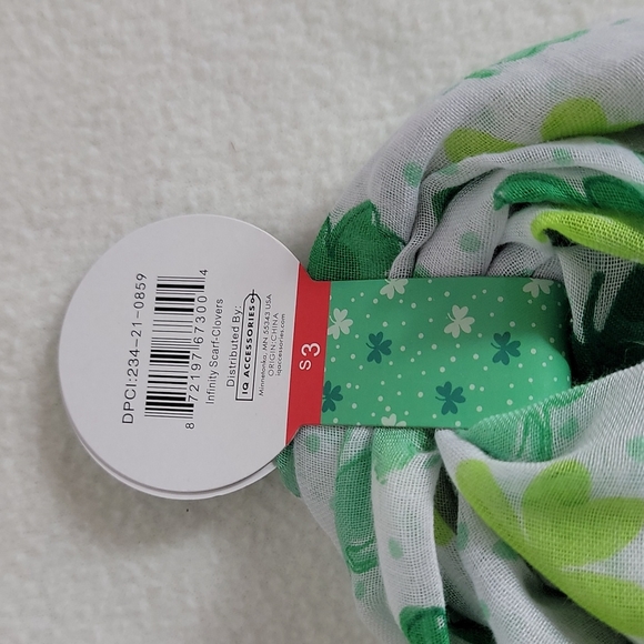 1 Count Cloves Green White Infinity Scarf NWT - Picture 3 of 5